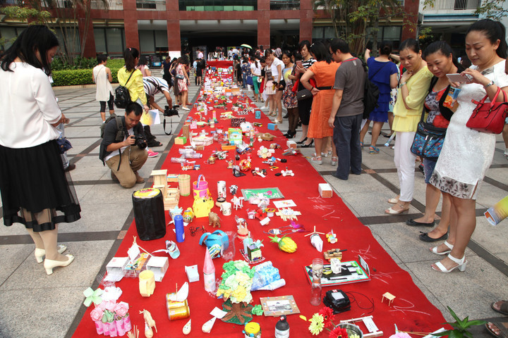 市民參觀學生的創意作品展示長廊