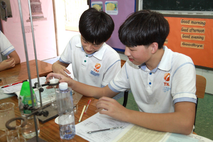 學生在創新課堂專注進行創作實驗
