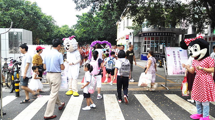 喜迎新老同學(xué)返校，樂(lè)繪美好教育藍(lán)圖,開(kāi)學(xué)歡迎禮別具特色