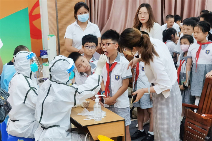 共同戰(zhàn)“疫”，龍華中英文在行動(dòng)!——學(xué)校組織志愿者支援社區(qū)防疫一線
