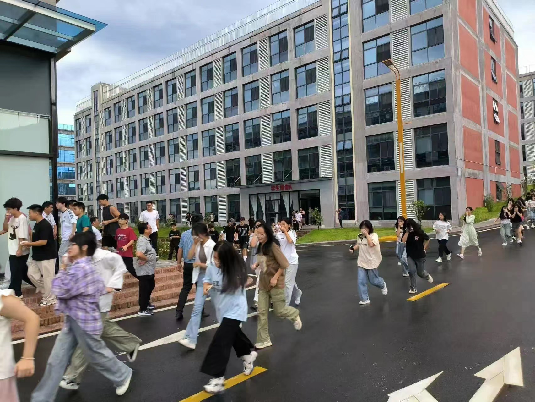 消防應急始于心，安全防范踐于行 || 我校成功舉辦秋季消防逃生演練